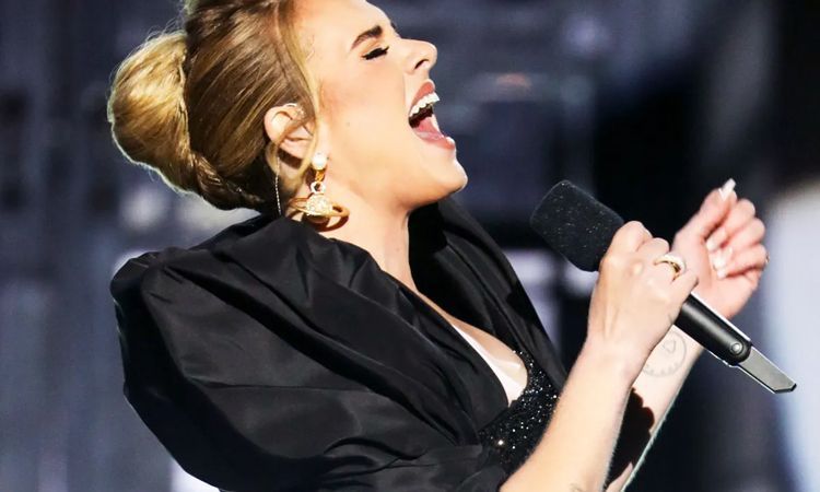 30 ของ Adele กลายเป็นอัลบั้มชุดแรกที่มียอดขายทะลุล้านที่อเมริกาในปี 2021