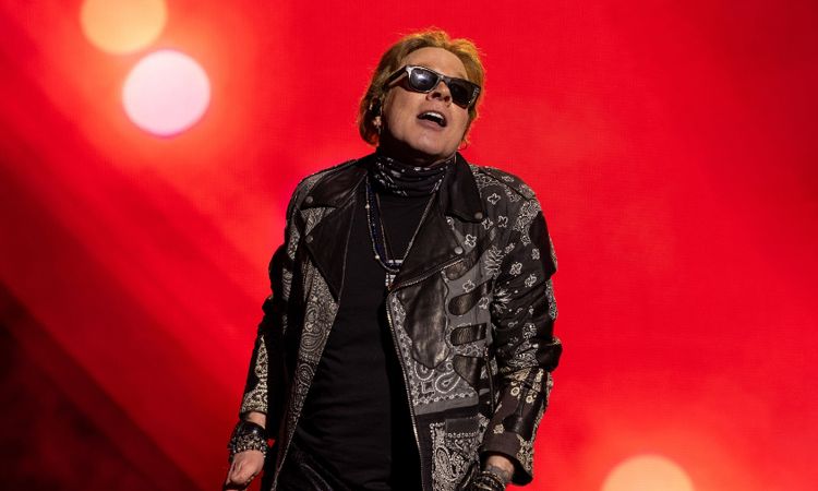 ชม Guns N’ Roses ขึ้นโชว์ร่วมกับมือกลองคนใหม่ครั้งแรก ในเพลง Welcome to the Jungle