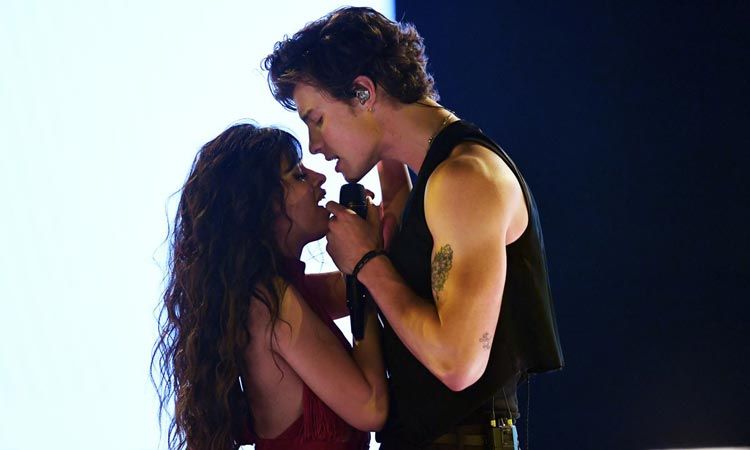 ย้อนกลับไปชม Shawn Mendes และ Camila Cabello ไลฟ์สดโชว์เพลงแบบอะคูสติก