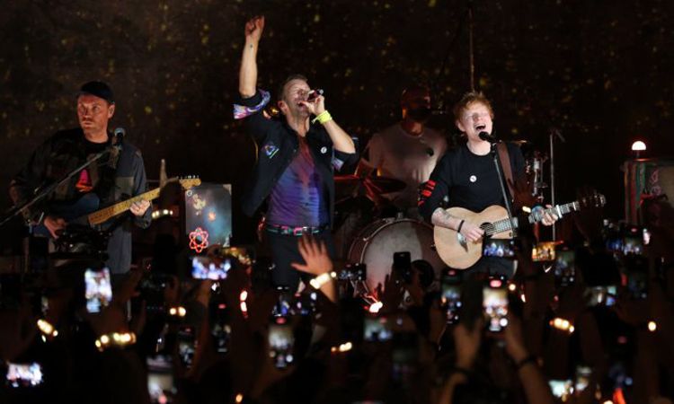 ชม Ed Sheeran ขึ้นเวทีเซอร์ไพรส์ ร่วมโชว์เพลง Fix You ในคอนเสิร์ตของ Coldplay