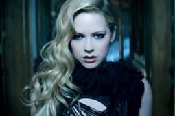 Avril Lavigne โชว์ภาพลักษณ์ใหม่ที่ดูโตขึ้นใน เอ็มวี Let Me Go